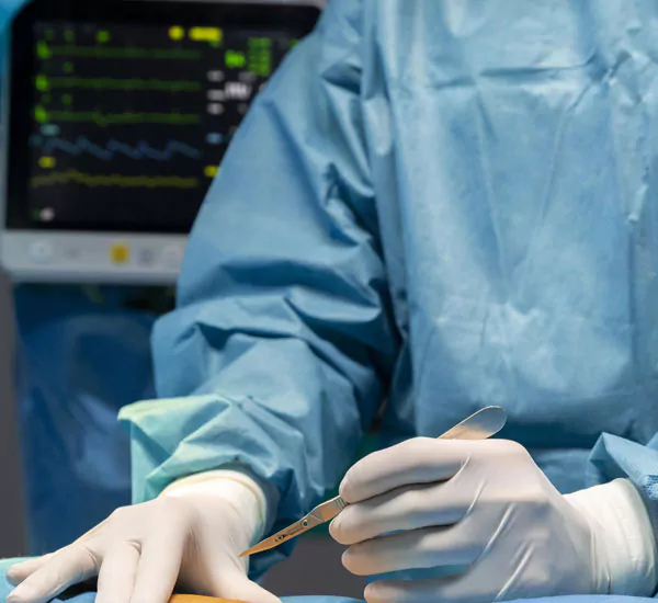 Excision chirurgicale pour soigner une couronne perlée