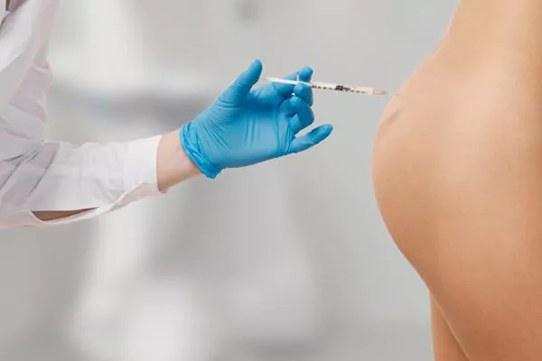 Injections d’acide hyaluronique fessier