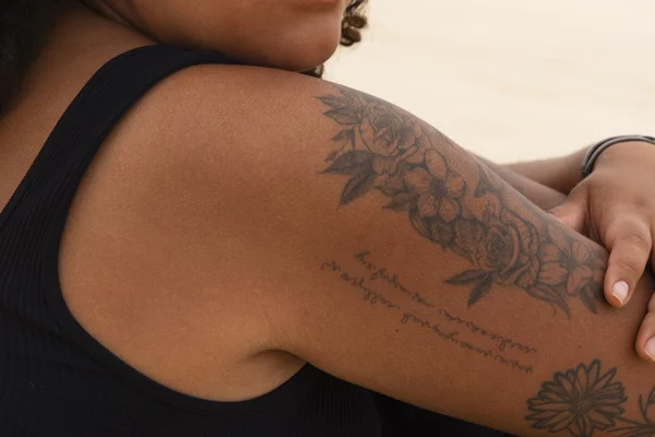 Tatouages sur les peaux foncées